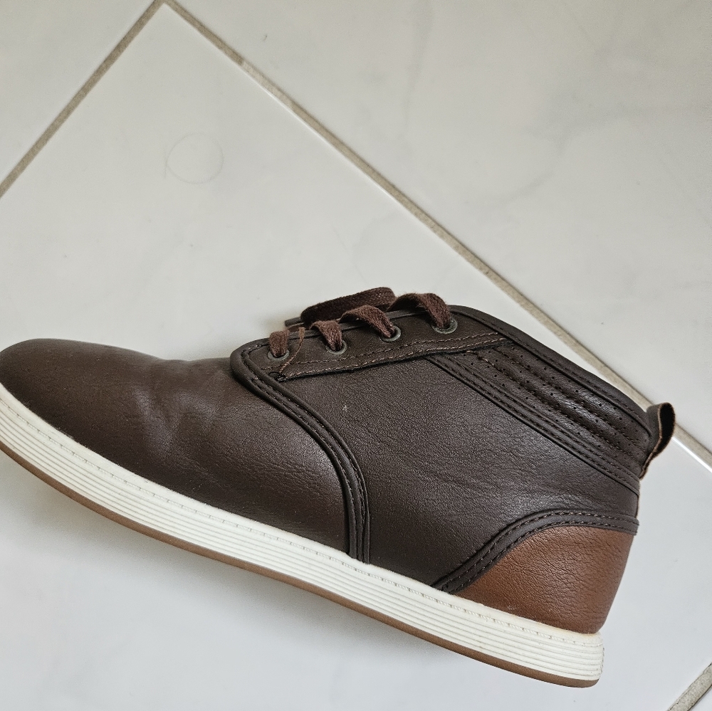 Levi's boy's shoes, sz 5.5